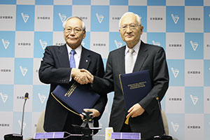 日本医師会の横倉会長（左）とJAXAの立川理事長（右）