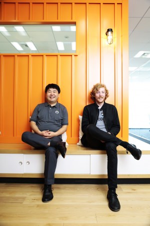 日本法人のジェネラルマネージャーである堀江大輔氏（左）とGitHubのCEOであるクリス・ワンストラス氏（右）