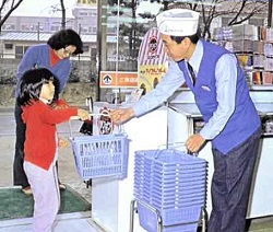 初代ユニフォーム（1975年～）。オープン当初は衛生面から紙キャップを着用