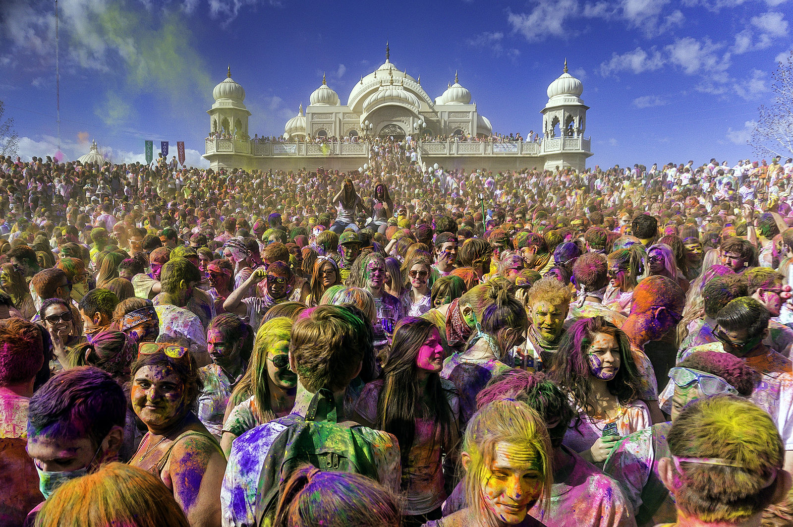 インドで行われる“春の到来”を讃える祭「ホーリー祭」 Creative Commons Attribution-Share Alike 2.0 Generic license image “Holi / Festival of Colors 2013” by Steven Gerner