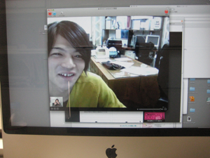Skypeで記念撮影、デザイナーの勝山さん