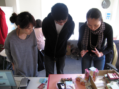 撮影の準備をしています。左から坂爪さん、渡辺さん、田中さん（スリーホワイト代表）