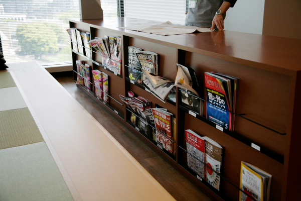 コラボレーションスペースに用意された雑誌棚。社員へのアンケートを元に定期購読する雑誌は決められている