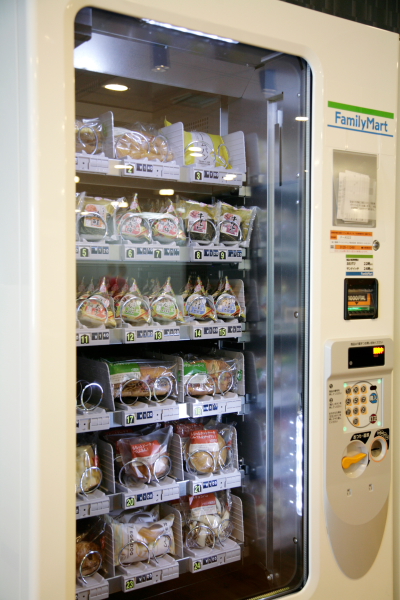 コラボレーションスペースに用意された自動販売機の数々。これはファミリーマートの自動販売機。飲み物だけなのかと思いきや、よく見たら大半は食べ物