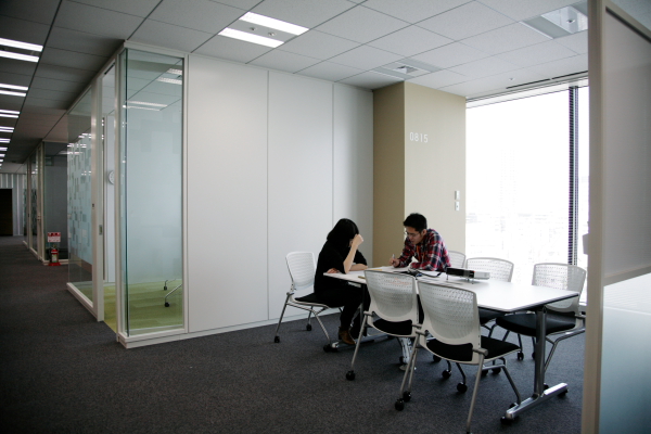 社員がミーティングをする場所は執務室の一角にも。いたるところに設けられたこうしたスペースが、社員同士のコミュニケーションを活性化する