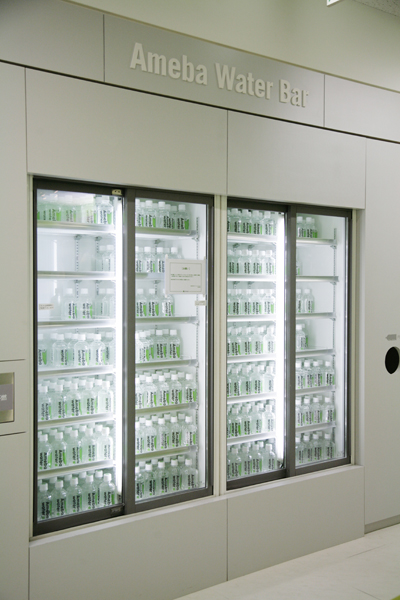 2008年に導入された「AmebaWater」。エントランスには、これがズラリと並んだ冷蔵庫も（アメーバ入りの水ではありません）