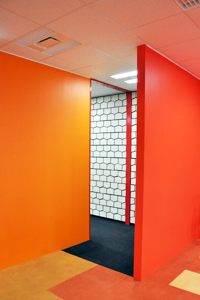 オレンジ、赤、赤紫、青、黄、緑。一般的なオフィスとは異なり、たくさんの色が迫り来る応接スペース。圧巻