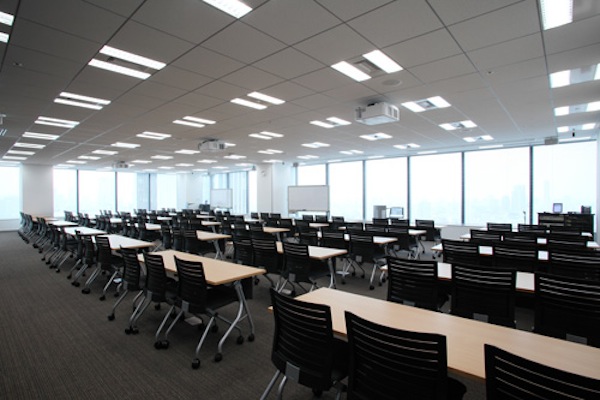 大型のセミナールーム。写真は3部屋を連結した状態。4部屋分を連結すると150人程度を収容できる。社内イベントや、外部の識者を招いて開催されるクリエイター向けの勉強会の会場としても使用している。エンジニアを対象とした勉強会は月に2~3本。角部屋とあって窓からの眺めは壮観