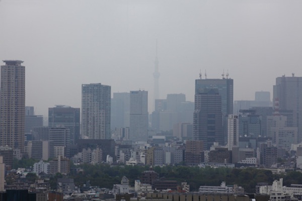 大型のセミナールーム。写真は3部屋を連結した状態。4部屋分を連結すると150人程度を収容できる。社内イベントや、外部の識者を招いて開催されるクリエイター向けの勉強会の会場としても使用している。エンジニアを対象とした勉強会は月に2~3本。角部屋とあって窓からの眺めは壮観