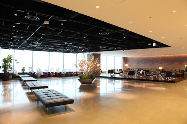 配管むき出しの高い天井に、21階ならではの開けた眺め。ここは広々としたエントランス。シックで落ち着いたインテリアも気持ちがいい