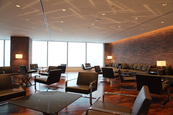 配管むき出しの高い天井に、21階ならではの開けた眺め。ここは広々としたエントランス。シックで落ち着いたインテリアも気持ちがいい