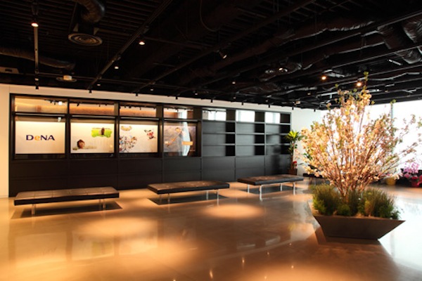 配管むき出しの高い天井に、21階ならではの開けた眺め。ここは広々としたエントランス。シックで落ち着いたインテリアも気持ちがいい