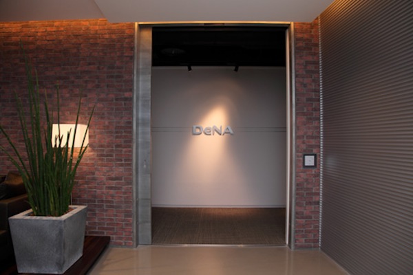 本物のレンガを積み上げた壁。シリコンバレーあたりにありそうな、ガレージからスタートしたベンチャーを彷彿とさせる