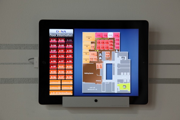 フロアのインフォメーションが映し出されたiPad。行き先をタッチすると、現在地からの道順が表示される