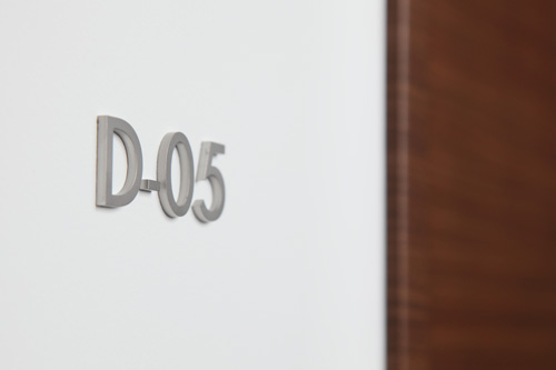 ミーティングルームにつけられた「D」「e」「N」「A」といった文字は、言うまでもなく「DeNA」のアルファベット