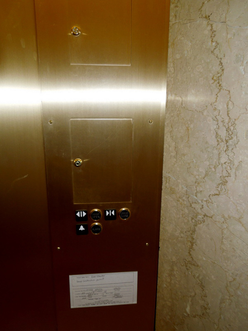 エレベーターにフロアのボタンがないのはセキュリティを考慮してのこと。すでにビル内にいる社員は、乗る前にロビーにあるボタンを押してから乗るため、他のテナントのフロアには停まらない。ビルの受付で承認を得たゲストは、自動的に受付のあるフロアまで案内される仕組みだ