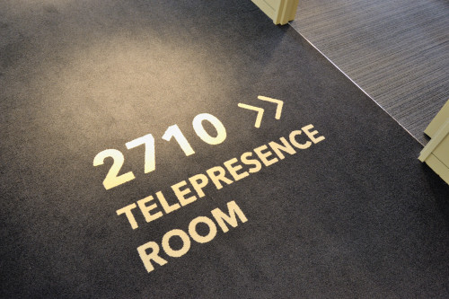 オフィス空間をユニークに彩るのは、床のいたるところに散りばめられたサイン。無駄を削ぎ落としたシャープなデザインが、IT企業にはふさわしい