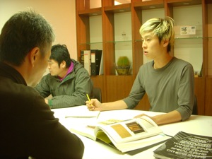 社長（手前）とプロデューサーの大内さん（奥）との打ち合わせ。徳川展の図録などを参照しながらプレゼン