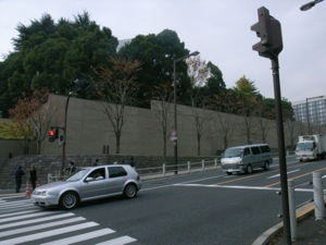 首相官邸前です！