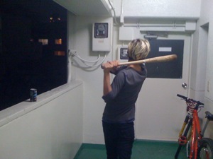 マンションの廊下で素振り。かなりスッキリします