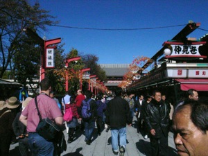 土日の仲見世の様子