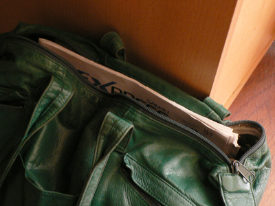 かばんの中にはいつも新聞が入ってます（チラリ）