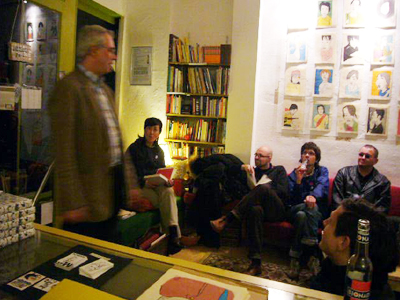 ベルリンの展覧会の様子。けっこうたくさんの人が見に来ています！