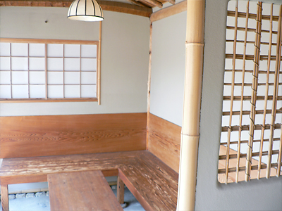 屋上にはなんと茶室があります！　自然光が入る、とても気持ちのよい空間。ここで撮影