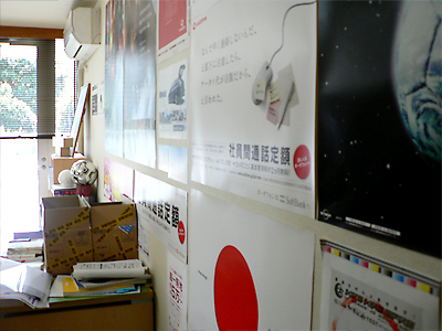 コピーライターセクションだけは別の建物にありますが、近々引っ越して同じ建物に入る予定です