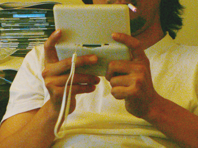 隣の机では上司がマージャンゲームを……。ちょっと！　ちょっとちょっと！（最近ドリームデザインではマージャン部が設立されました。皆さんアツいです……）