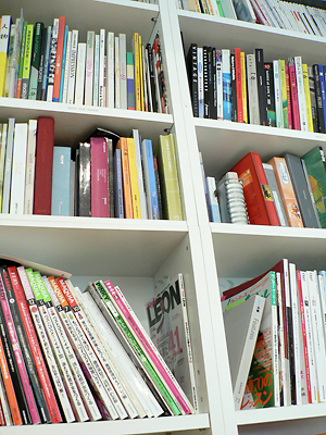 社内のありとあらゆるところに本棚があります