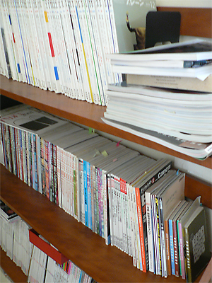 階段の壁面にも本棚が……