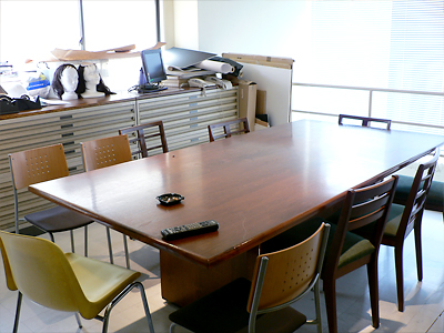 昨日の余韻が残る2階のミーティングルーム。日々「何か」が生まれる場所です。後ろの棚には……