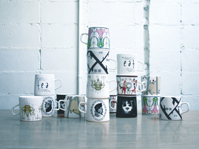 オリジナル・プロダクトのマグカップ「FLIP A MUG」