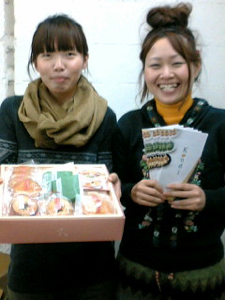 左から総務の三橋（みつはし）さんと、津禰鹿（つねか）さん。ふたりとも同年代で仲良しです