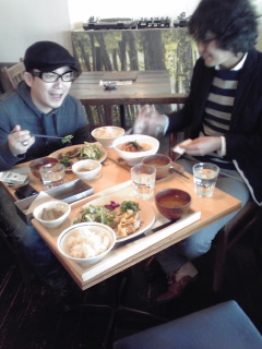 社長の金谷さん（左）と千星さん（右）と久しぶりにランチ。みんなでがっつり定食をいただきました