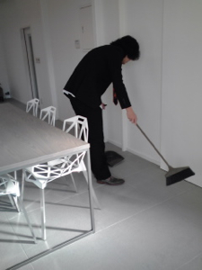 上司の千星さん（アートディレクター）が掃除しているところを撮影