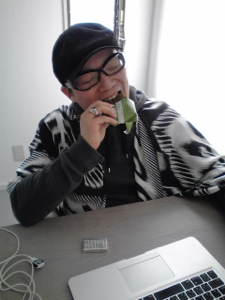 絶賛ダイエット中の社長にも、無理やり（？）スイーツをおすそ分け！