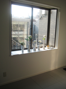 フラワーベースオブジェ「DO THE BLOOM」が飾ってある窓辺