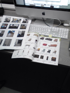 セレクトショップの撮影に使えそうな椅子やソファなどを手配