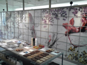 和風の絵柄が新鮮な、東京オフィスのパーテーション