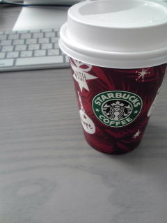 スタバのカップも微妙にクリスマス仕様？