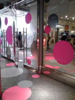 青山ブックセンターの帰り道、スパイラルの入り口を通過。クリスマス仕様なのか、ピンクのドットがかわいい！