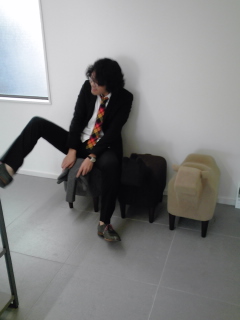 動物スツールに座る上司の千星さん。動物は象、馬、らくだの三種です