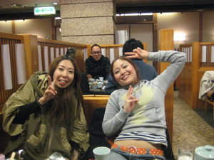 総務の津禰鹿（つねか）さん（右）と私（左）