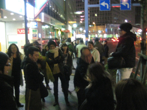 なかなか賞金を手放してくれませんでしたが（笑）、最後は社長らしく締めの挨拶！（一番右）