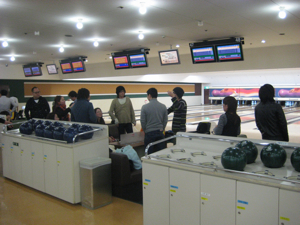 2次会はボーリング！　社長がポケットマネーから●万円の賞金を出してくれました！