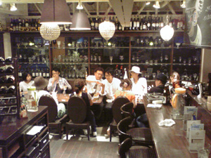 ちょっと前にシモーネで行ったCEMENT会（社内飲み会）の様子。インターンの学生さん達と一緒に飲みました