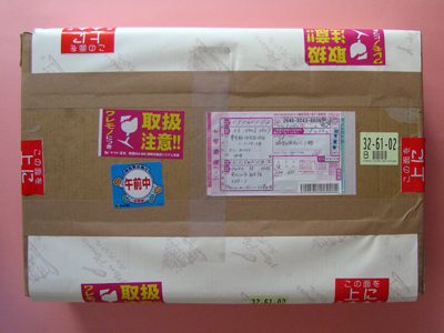 クライアントから届いた小包。取り扱い注意、厳重に包まれています