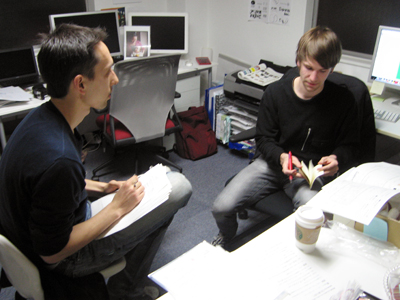 デイヴィッドさん（左）と打合せする僕（右）。田中さんに撮影してもらいました